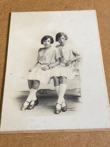 Cabinet card sisters 1920 - cabinet,